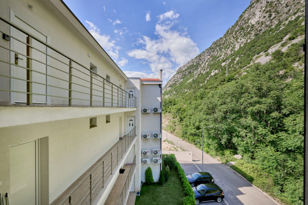 - 2montenegro.me