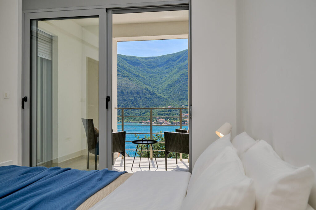 - 2montenegro.me