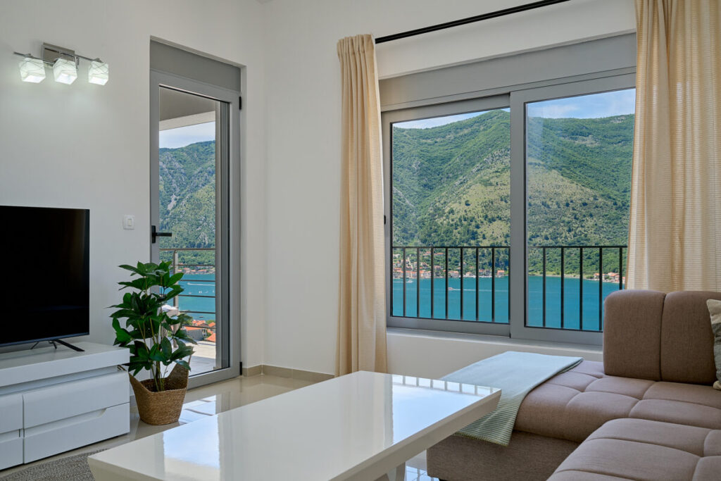 - 2montenegro.me
