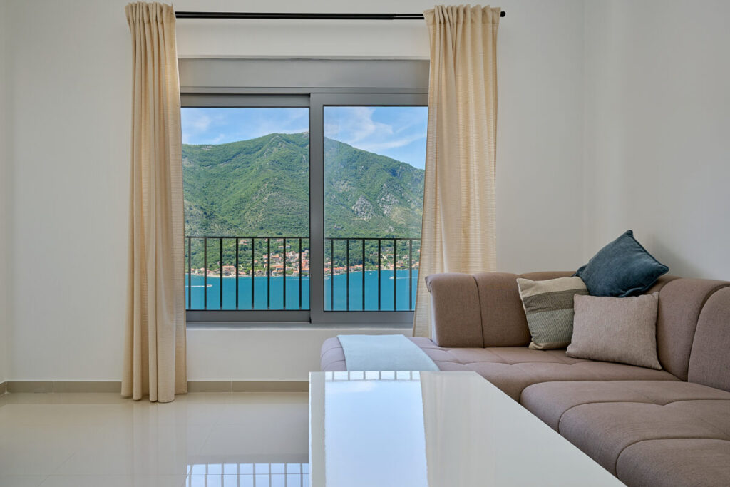- 2montenegro.me
