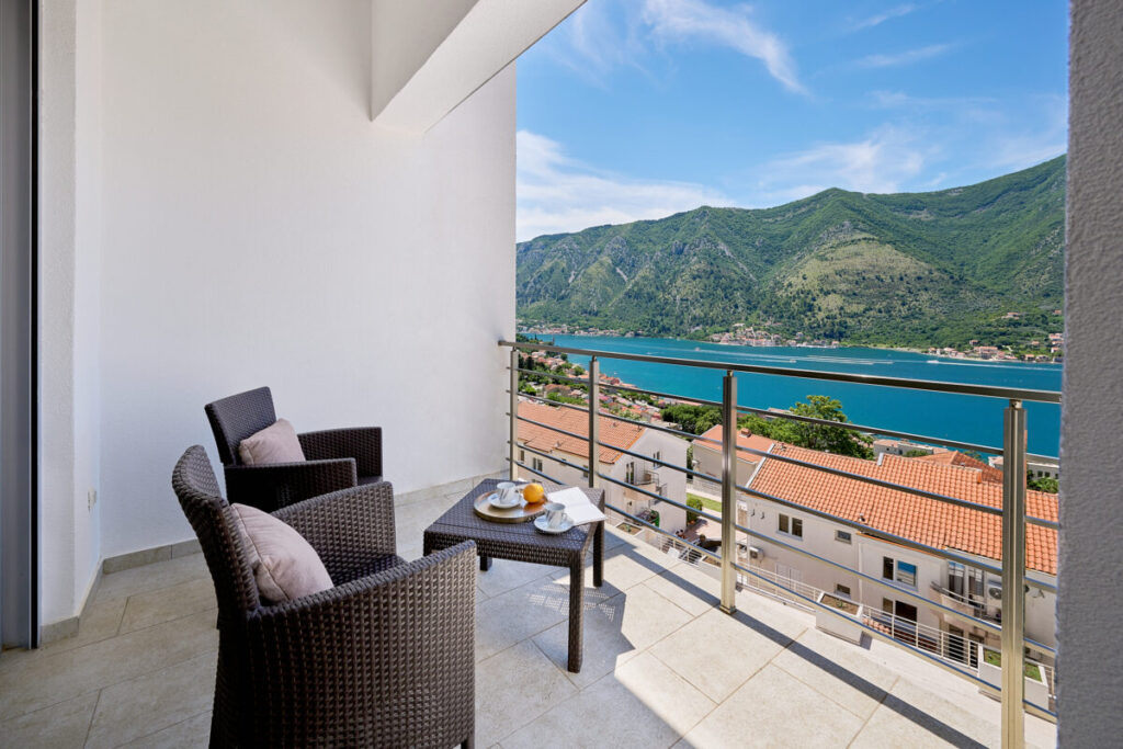 - 2montenegro.me