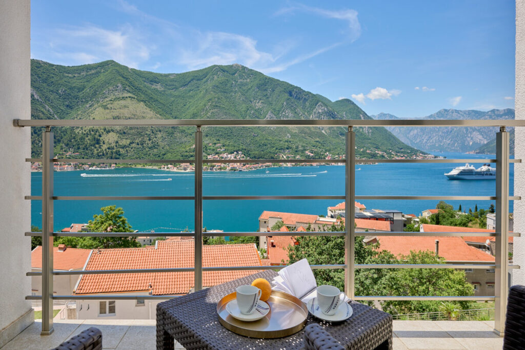 - 2montenegro.me