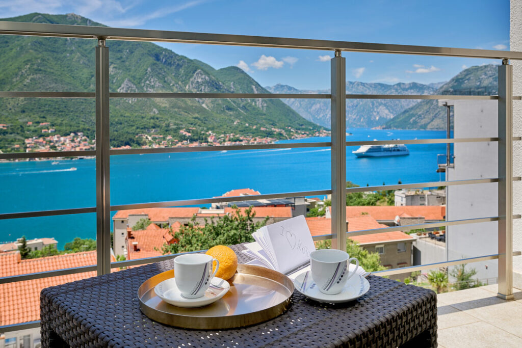 - 2montenegro.me