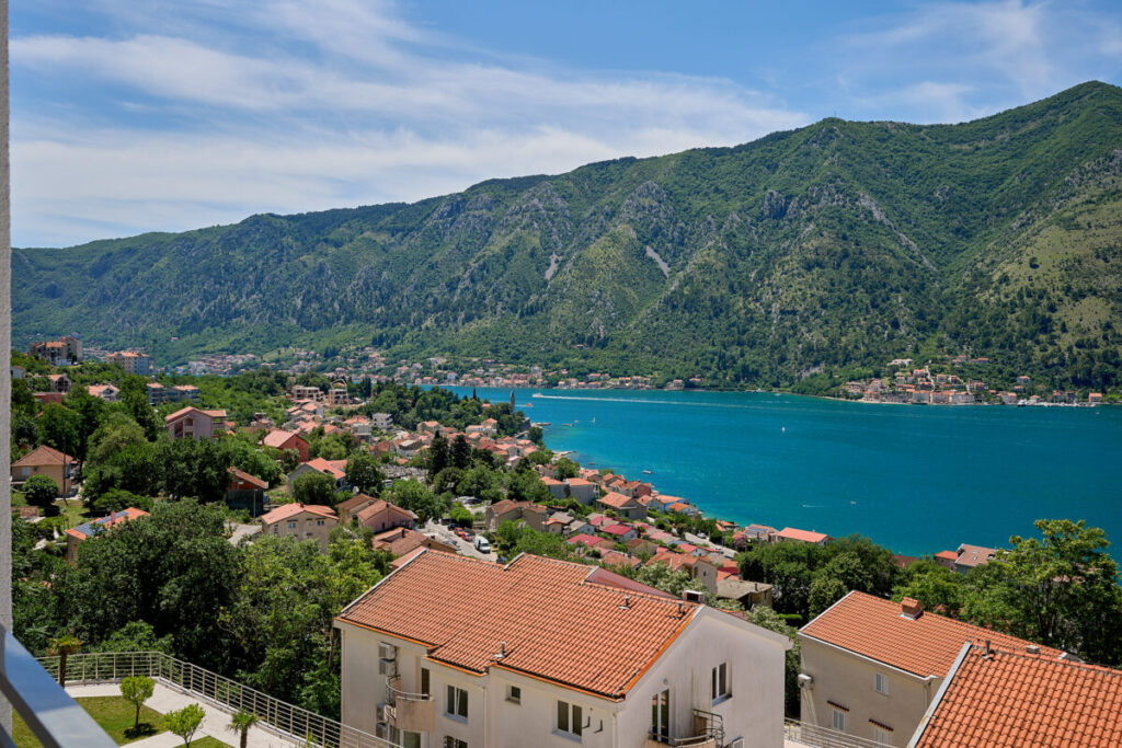 - 2montenegro.me