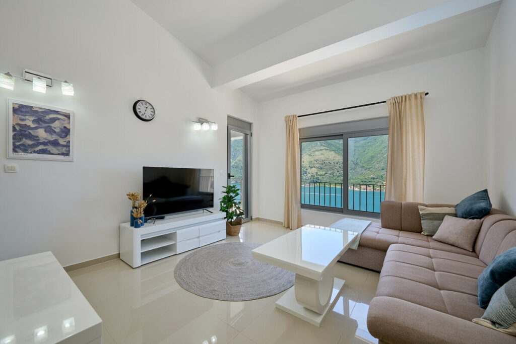 - 2montenegro.me
