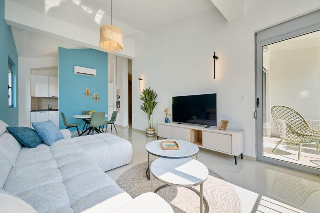 Living room with flat TV and direct access to the balcony - 2montenegro.me