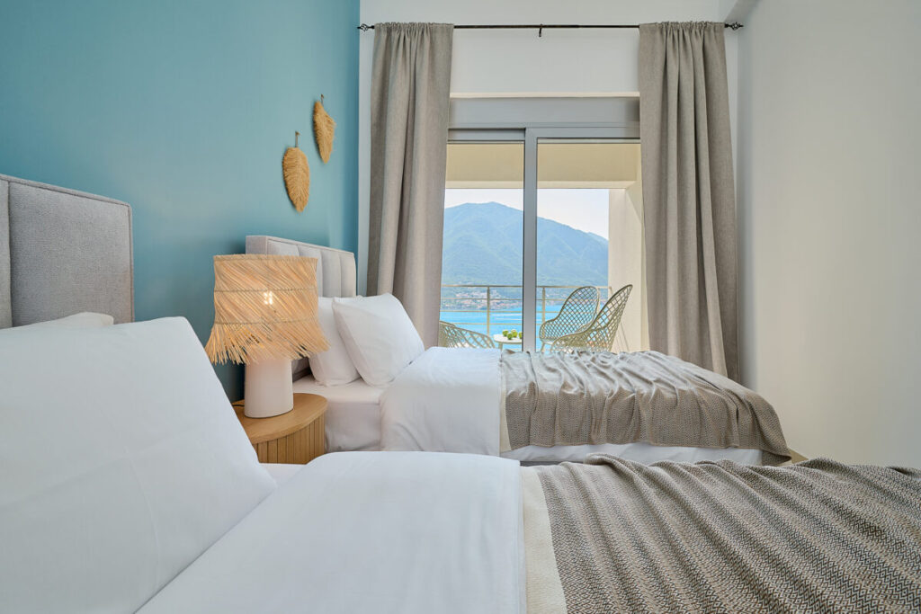 twin bedroom with direct access to the balcony and sea view - 2montenegro.me
