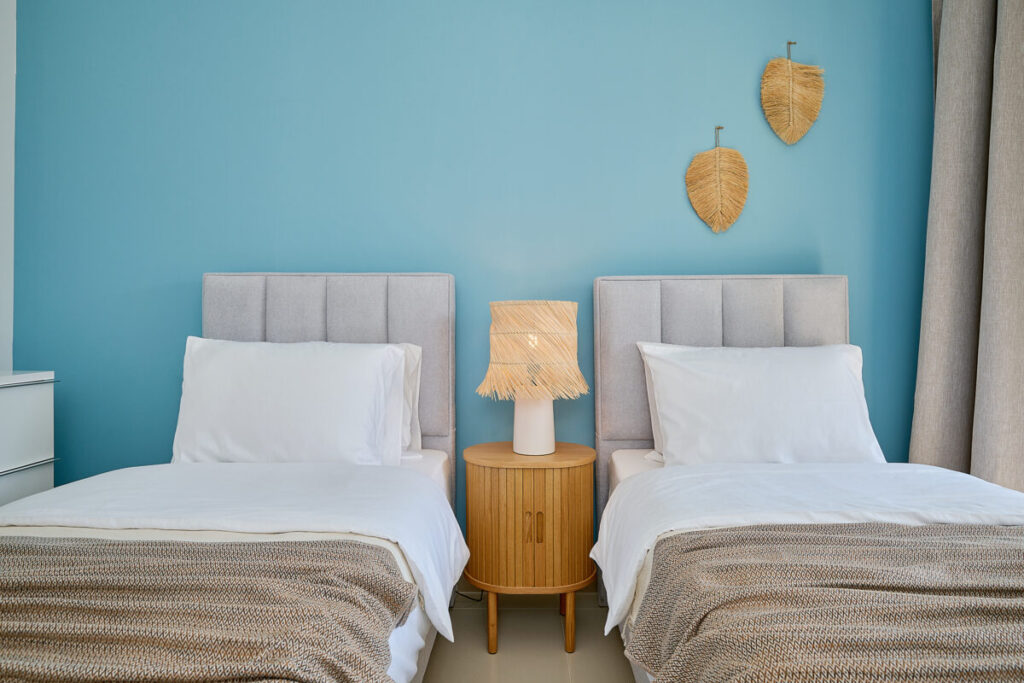 two single beds and bedside lamp - 2montenegro.me